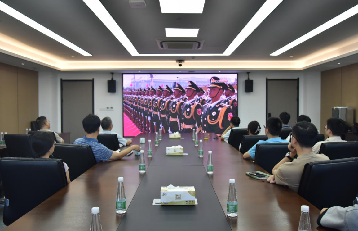 云开体育(中国)组织集中观看“九三”大阅兵